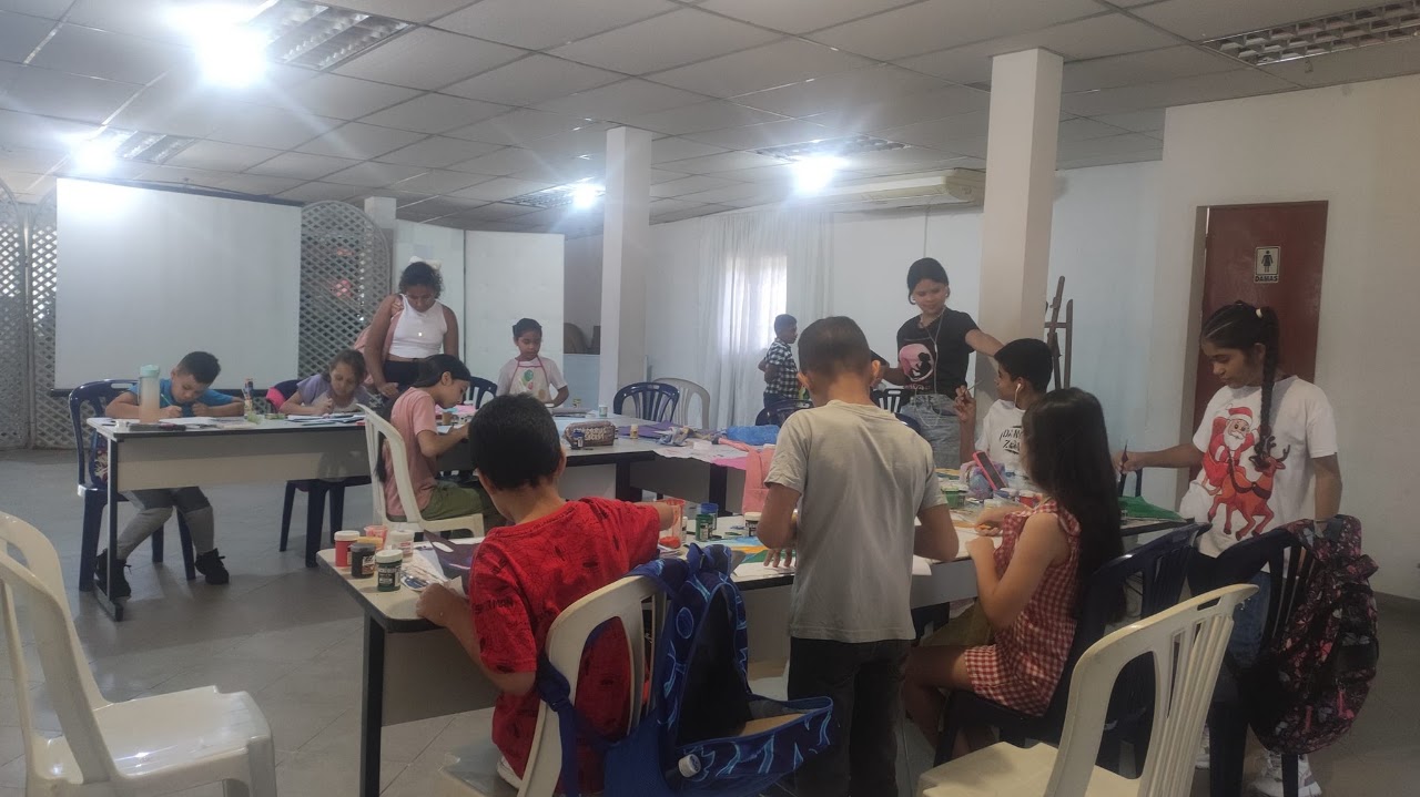 Aprendices pintando en caballetes durante una clase en el estudio
