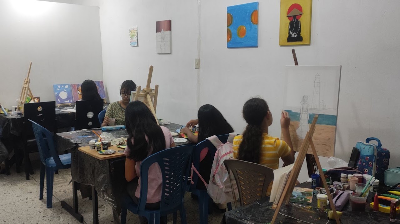 Grupo de estudiantes en una sesión de dibujo y pintura en el aula